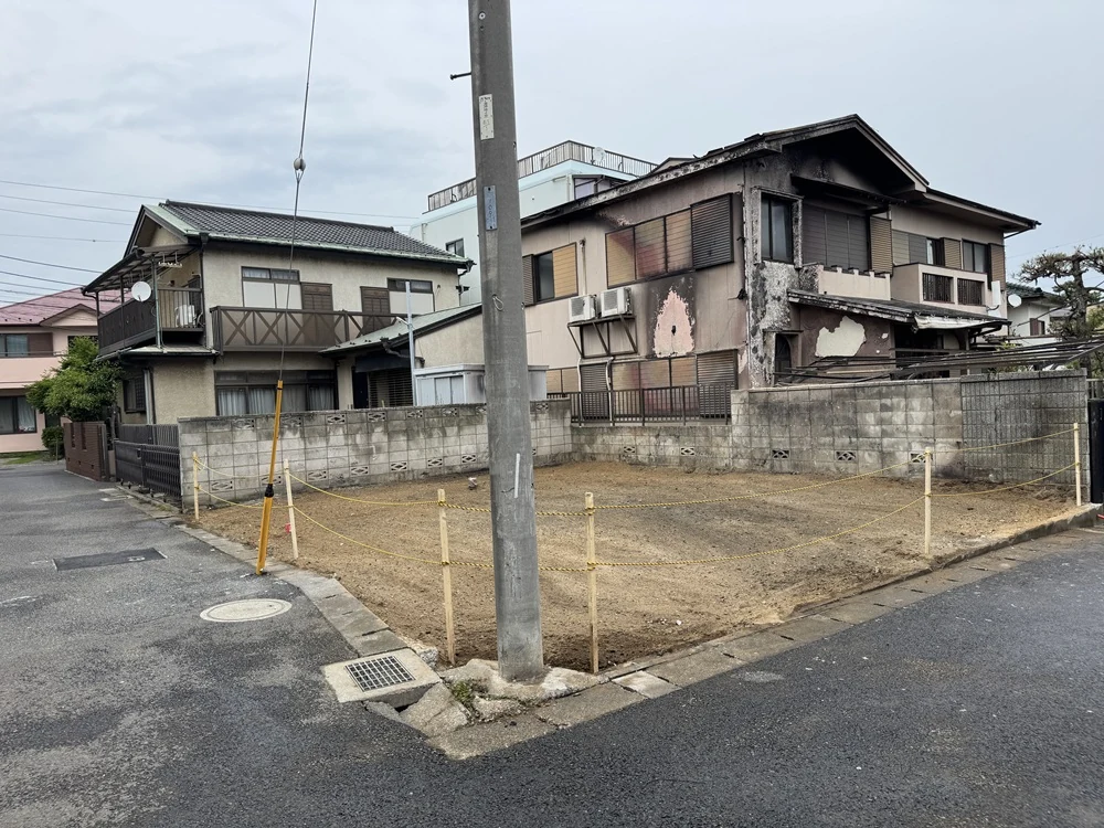 解体・整地が終わり、外周に杭とロープを張った更地。引き渡し後の実際の現場